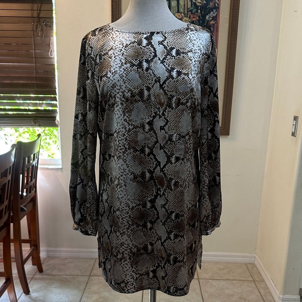 Chico’s Silver/Bronze Snake Print Sateen Long Sleeve Tunic Size 1-Medium - Picture 4 of 14